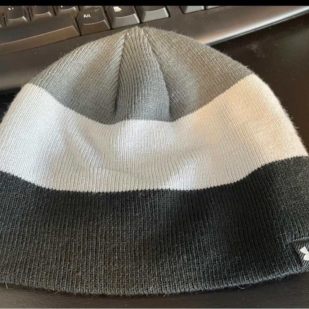 Under Armour kids winter hat, gray in excellent condition.